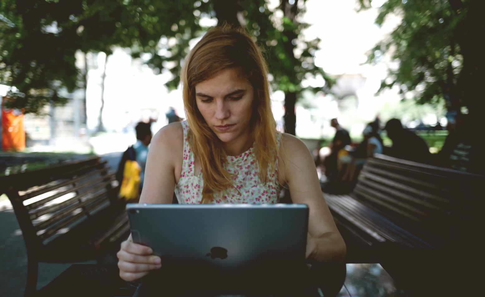 Équipe de professionnels discutant de stratégies financières